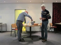26 Alex schenkt Wim een bakkie.
